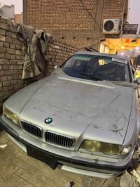 للبيع كصة كاملة E38  محرك 44 ماء وارد أمريكي موديل 2000 لون سلفر دعامي...
