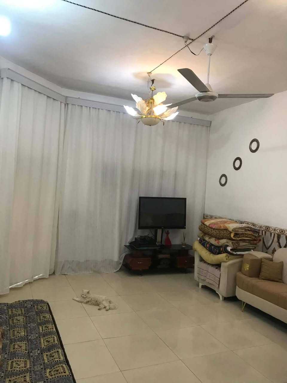 الدار للبيع خلف حسينية السجاد  المعاره المساحه 200البيت جاهز مابي اي نقص البناء طابوك وبلوك السقف عكاده يحتوي على غرفه واحده السعر 60بي مجال. الاستفسار على الرقم ***********
