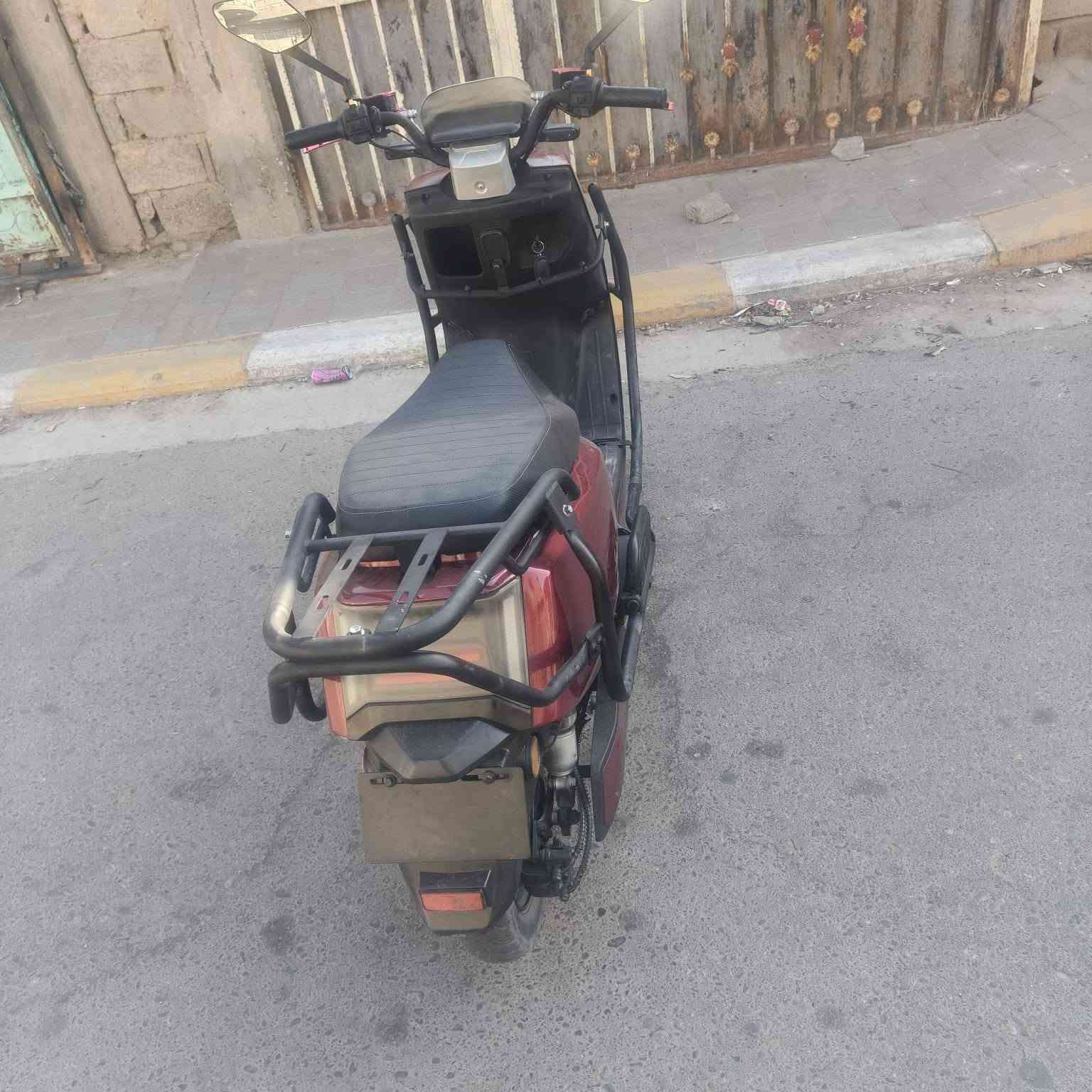 سلام عليكم دراجه شحن للبيع ست بطاريات عل فحص كهربائياته كلهه شغاله موديل 25 نضيف سعر 450 الف مكاني رمادي رقم تليفون ***********
