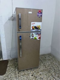 ثلاجه نضيفه شغاله طولها 145 سعرها 160 وبيه مجال المكان نهايه الشعله من...