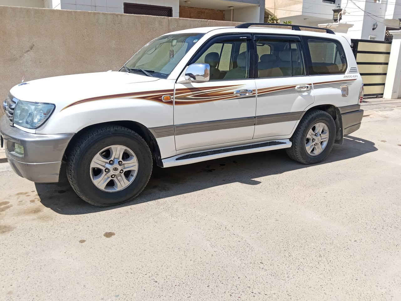 لاند.كروز 2001 محدثة 7
كير محرك بلادي 
محرك 6 عدل 
تبريد ثلج 
رقم سنوية جدد
بيها صبغ حزام 
سعر 120! وبيها مجال 
مكاني تكريت 
***********
