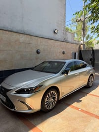 Lexus es300h 2024 بدون صبخ    فقد بنيد pdr  و ارباكات كلها سليمه   شوي...