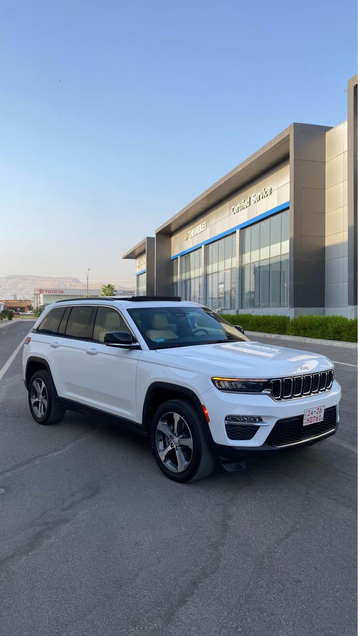 🚘 2024 JEEP GRAND CHEROKEE 4xe 🇺🇸

🔥 Plug-In Hybrid | 4×4

▫️ المحرك: 2.0L تيربو + هايبرد
▫️ القوة: 375 حصان
▫️ العزم: 470 lb-ft
▫️ القير: أوتوماتيك 8 سرعات
▫️ الدفع: 4×4
▫️ اللون الخارجي: أبيض
▫️ الداخلية: بيج

✨ المواصفات:
• فتحة سقف بانورامية مزدوجة 🌙
• شاشة وسطية 10.1 إنچ
• عدادات رقمية
• Apple CarPlay + Android Auto
• دخول وتشغيل ذكي
• تشغيل عن بُعد
• مقاعد جلد كهربائية
• تدفئة المقاعد الأمامية
• تدفئة المقود
• تكييف أوتوماتيك
• بوابة خلفية كهربائية
• مرايا كهربائية ومدفأة
• إضاءة LED
• جنوط ألمنيوم
• حساسات ركن أمامية وخلفية
• كاميرا خلفية
• مثبت سرعة متكيف
• مراقبة النقطة العمياء
• تحذير حركة المرور الخلفية
• تحذير الاصطدام الأمامي
• فرملة طوارئ أوتوماتيكية
• المحافظة على المسا
ضررها فقط جاملوغ و حافة باب صبغ بدون دواخل بدون ارباكات ب شرط 
سيارة فول فول مواصفات ماشية ١٠ الف ميل 
سعرها بلاشش بلاش ماكو ب هيج أسعار ب سوك 
سعرها 315$ ورقـــة و مجال 
للأستفسار على هذا السيارة اتصل على هذا الرقم 
كورك-واتساب 
*********** سميل, دهوك

