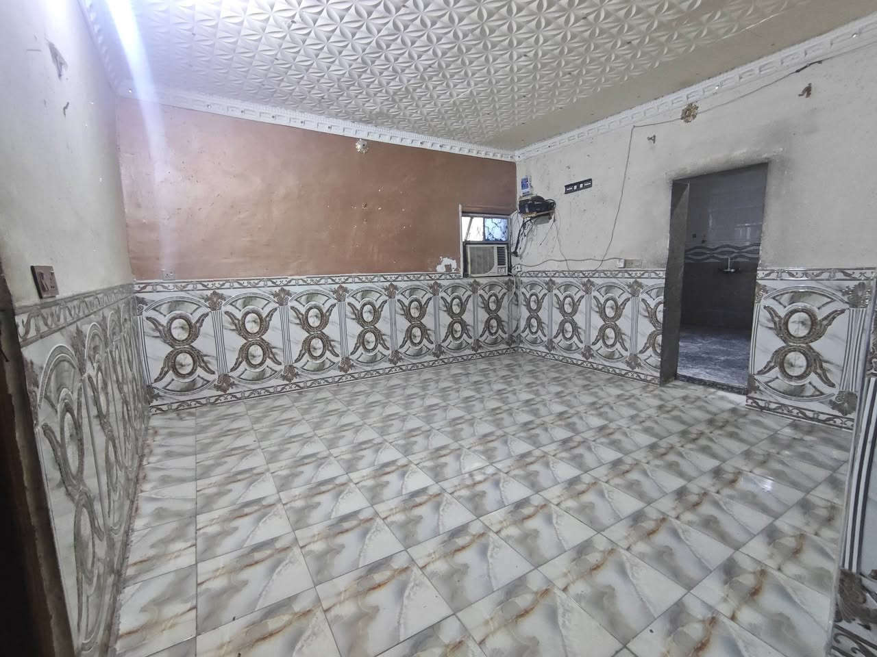 ✨دار للإيجار في نادر الثانية قرب ألبان سيد كامل 
المساحة 300 متر 
✨يحتوي على:( ثلاث غرف، كليدور، استقبال، مجمع صحيات داخلية وخارجية وحديقة كبيرة)
المنطقة هادئة وناس محترمة.
أمام الدار متنزه
منطقة كافة الخدمات تبليط ومجاري وانترنت ضوئي وقريب على الشارع الرئيسي 

الدار يصلح : سكني ،شركة توصيل، روضة، شركات هندسية 
سعر الإيجار: 600 الف 
للإستفسار الاتصال على الرقم 
***********
***********
