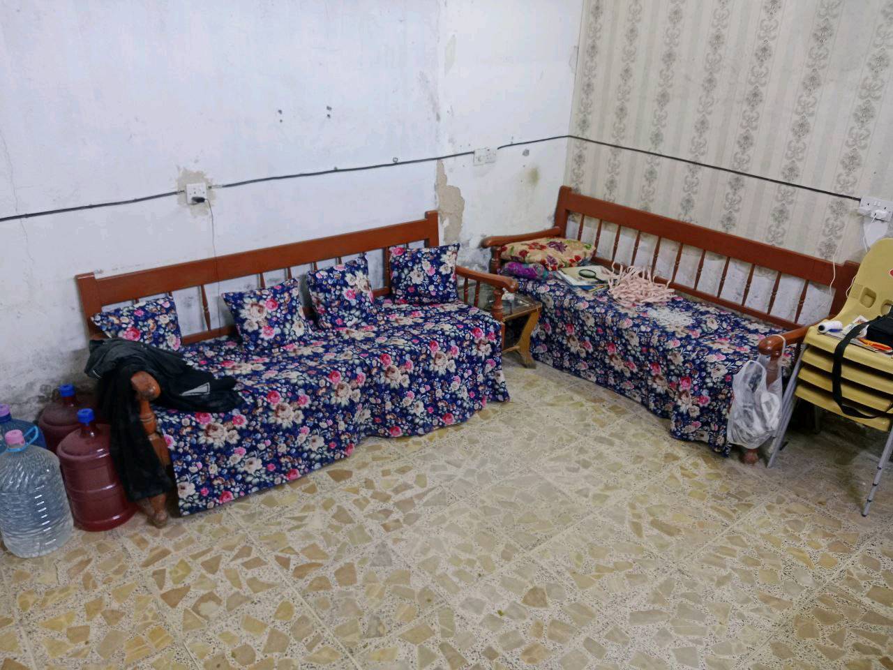 دار للبيع في بغداد الشعب الجمعيات قرب خدمات عمار ابو الدهن مساحته ١٣٢ يتكون من غرفة استقبال خارجيه وصحيات وصالة ومطبخ وغرفتين وصحيات داخليه وفوك بيتونه وغرفه نوم سويت كاملة بس مامصوريها