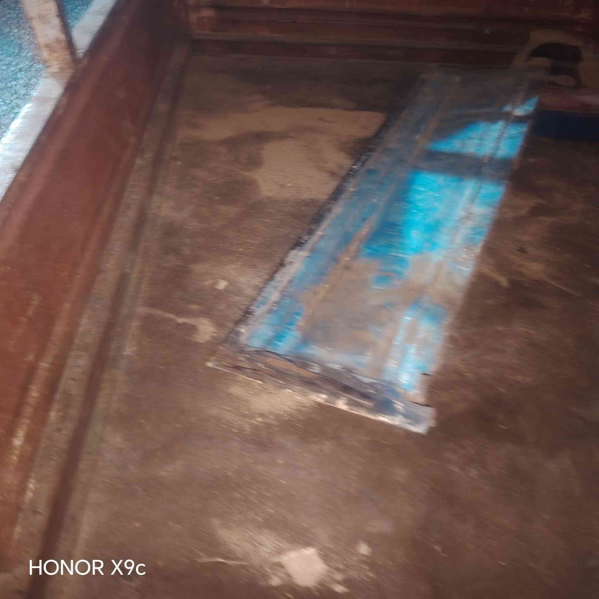 ستوته لبيع سعر 550  وبيه مجال ***********

نص مكتوب في الصور:
- HONOR X9c