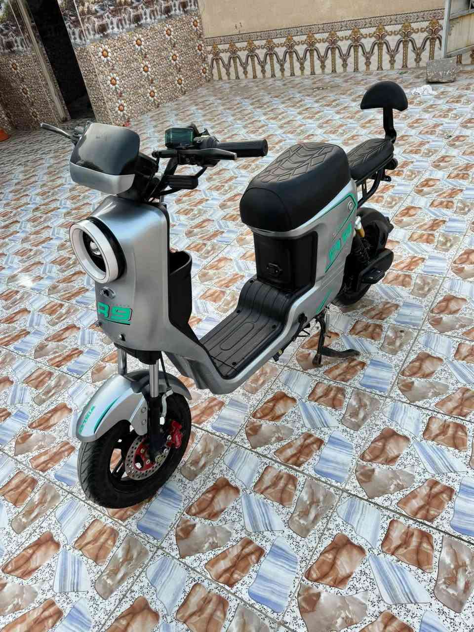سلام عليكم دراجه R9 للبيع 2026 بطاريات خمسه 32 أمبير دراجه والله جديده وضع الوكيل يعني كلشي بيها شغال كهربائيات كلها شغاله سرعه يعني كلشي شغال السعر 475 رقمي ***********
