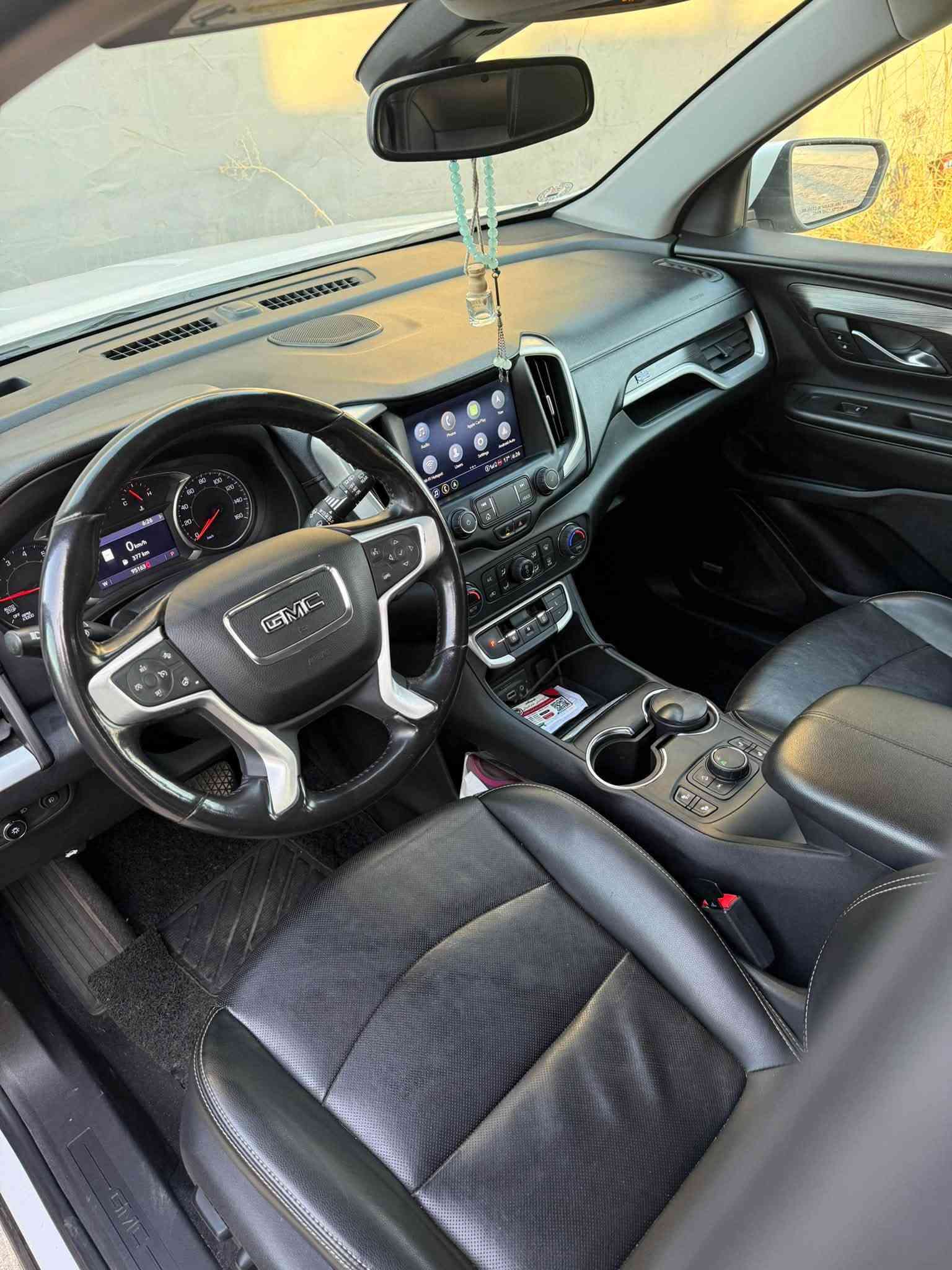 🚨 للبيع: جي إم سي تيرين (GMC Terrain) موديل 2022 - فئة SLT (فول مواصفات 1/1) 🚨
السيارة بحالة قمة بالنعومة والأناقة والهيبة، ومجهزة بأعلى حزمة مواصفات وراحة وأمان من GMC.
📌 التفاصيل والمواصفات:
• المحرك: 4 سلندر 1.5L Turbo (اقتصادي جداً ونشط).
• الجير: أوتوماتيك 9 نمر الحديث (نظام أزرار Precision Shift).
• نظام الدفع: فور ويل (AWD) مع فرار تحكم بأنماط القيادة (دفع ثنائي / فور ويل / طرق وعرة).
• السقف: فتحة سقف بانوراما كاملة (SkyScape).
• الإضاءة: فول LED أمامية وخلفية بتصميم C-Shape الشهير.
• الرنغات: ألمنيوم قياس 19 إنش بتصميم ممتاز وجذاب.
• الصندوق الخلفي (الجنطة): كهرباء ينفتح بالقدم (سنسر حساس) مع طباعة شعار GMC ضوئياً على القاع.
• المقاعد (الكشنات): جلد فاخر مع تحكم كهربائي كامل للجانبين + ذاكرة خزن لوضعيات كشن السائق (Memory Seats).
• التدفئة: تدفئة بالكشنات الأمامية + تدفئة بالستيرن.
• التكييف: دبل زون (تحكم منفصل) مع فتحات تكييف خلفية.
• الشاشة: لمس كبيرة 8 إنش تشغل Apple CarPlay و Android Auto لاسلكياً.
• النظام الصوتي: سماعات فاخرة جداً من شركة Bose.
• شاشة الزجاج (Head-Up Display): تعرض السرعة والتنبيهات على الجامة الأمامية.
• الشحن: شاحن وايرليس للموبايل + منافذ Type-C و USB أمامي وخلفي.
• الكاميرات: نظام كاميرات 360 درجة داير ما داير السيارة بصورة HD.
• الرادارات والأمان:
 رادار أمامي لتجنب التصادم + كبح تلقائي بالطوارئ ورصد المشاة.
 نظام تنبيه ومساعدة للمحافظة على المسار.
 حساسات فول أمامي وخلفي + كشف الزوايا الميتة بالمرايات.
 تنبيه حركة المرور الخلفية عند الرجوع بك.
سياره كلين بيها طخه صبغ صغيره بلصندوك رقم جديد ومميز هزه جديده 
📌 السعر والتواصل:
• المكان / المحافظة: [الموصل]
• الممشى (المسافة المقطوعة): [90الف كم]
• السعر المطلوب: 188
• رقم الهاتف والواتساب:  ***********
السيارة جاهزة الشاري الجاد يتفضل يتصل أو يراسلني واتساب.
