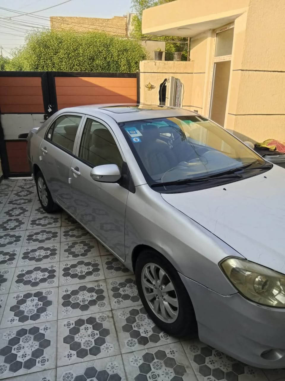 السلام عليكم بي وايدي جي G3 للبيع سيارة باسمي رقم بغداد الجديد كاملة مابيها نقص وخير من الله محرك كير تبريد تدفى كاملة من هاي التفاصيل بيها جراد قليل والصور واضحة كدامكم 
عارضها 48 ورقة وبيها مجال بسيط
