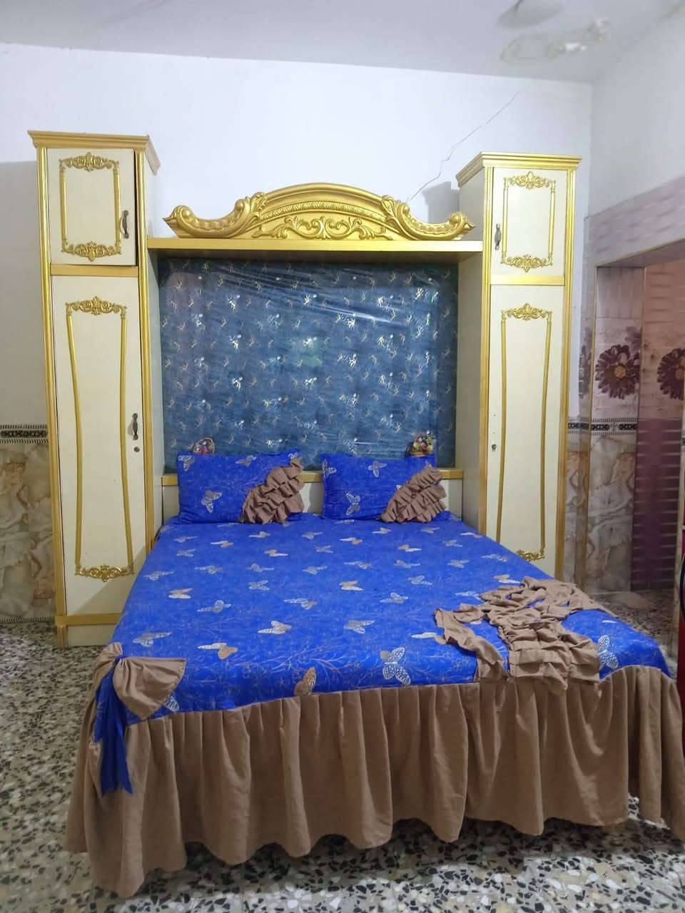 السلام عليكم غرفه نوم مستخده أخت الجديده نقصهه بس يدات بيبان كنتور ست بيبان زائد ملحقاته مستعجل على بيعتهه سعرها  مليون وبيهه مجال هاذا رقمي اتصل وبيك خير ودلل *********** مكاني الرئاسة شارع عشرين
