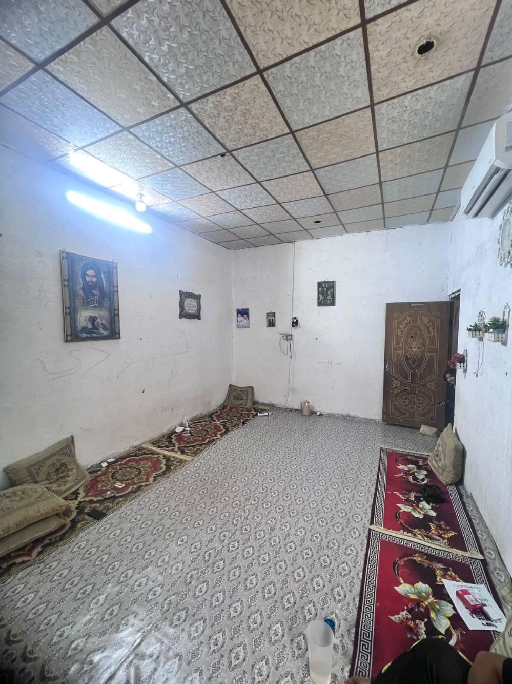 السلام عليكم بيت في البصره بلجنينه بحي الانتصار تجاوز بيت مساحته 200 بي غرفتين وستقبال وديوانيه ومطبخ ومخزن داخلي وخارجي ومشتملات طارمه جبيره البيت جينكو  البيت عَوزه ترتيب شوي من الداخل  سعر البيت 15 مليون وبي مجال لشراي التواصل***********