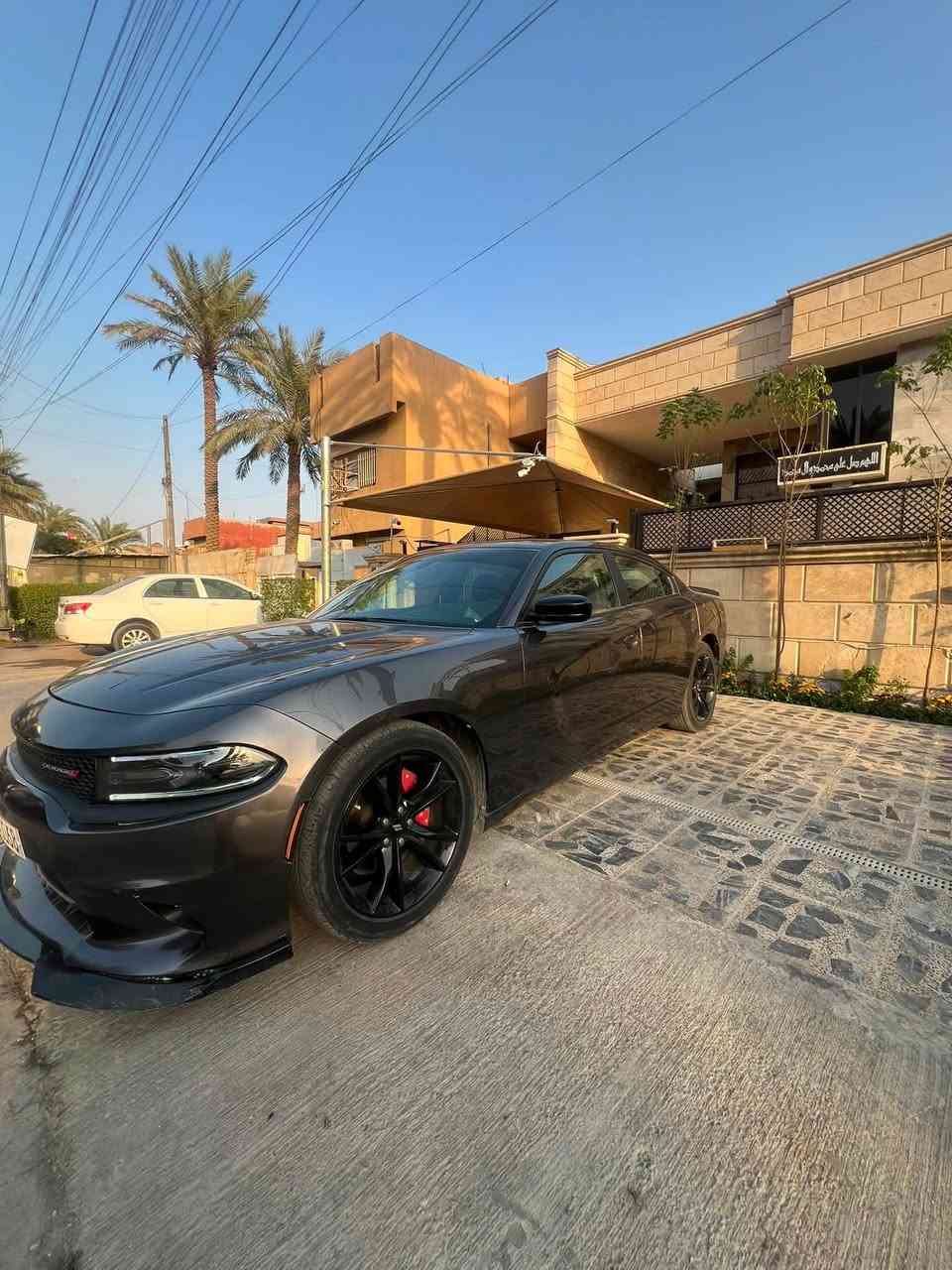 السلام عليكم 
متوفر جارجر  
🚀محرك 3600 /v6 موديل2018
🚀السياره ليبل واحد وتحتوي على بارد
🚀السياره تحتوي على رصعات خفيفه غير ملحوضه(حالوب) حالوب العراق وليس امريكه    ايرباكات كله سليمه
وضرر السياره بسيط مرفق في الصور 
السياره مصروف عليها هوايه من صدر تايرات مكينه كير منضومه بانزين ادامه 
مواصفات السياره 
السياره تحتوي على دعامياتsrt
وتحتوي على منضومه زنون 350$
وتحتوي على لحيهsrt
ودفيوزر srt
 ممشا السياره:46mحقيقي
كشنات مخمل
سستم صوت سماعات دمام 
حساسات خلفيه
كشنات كهرباء  حضن
شاشه 
تحتوي على حساست خلفيه 
رقم بغداد جديد شبه مميز
والواقع احلا من الصور 
والسياره استخدام شخصي
 للستفسار:***********
العنوان بغداد زيونه 
السعر 19.ونص بيه مجال بصيط او مراوس سبورتج او كورله
