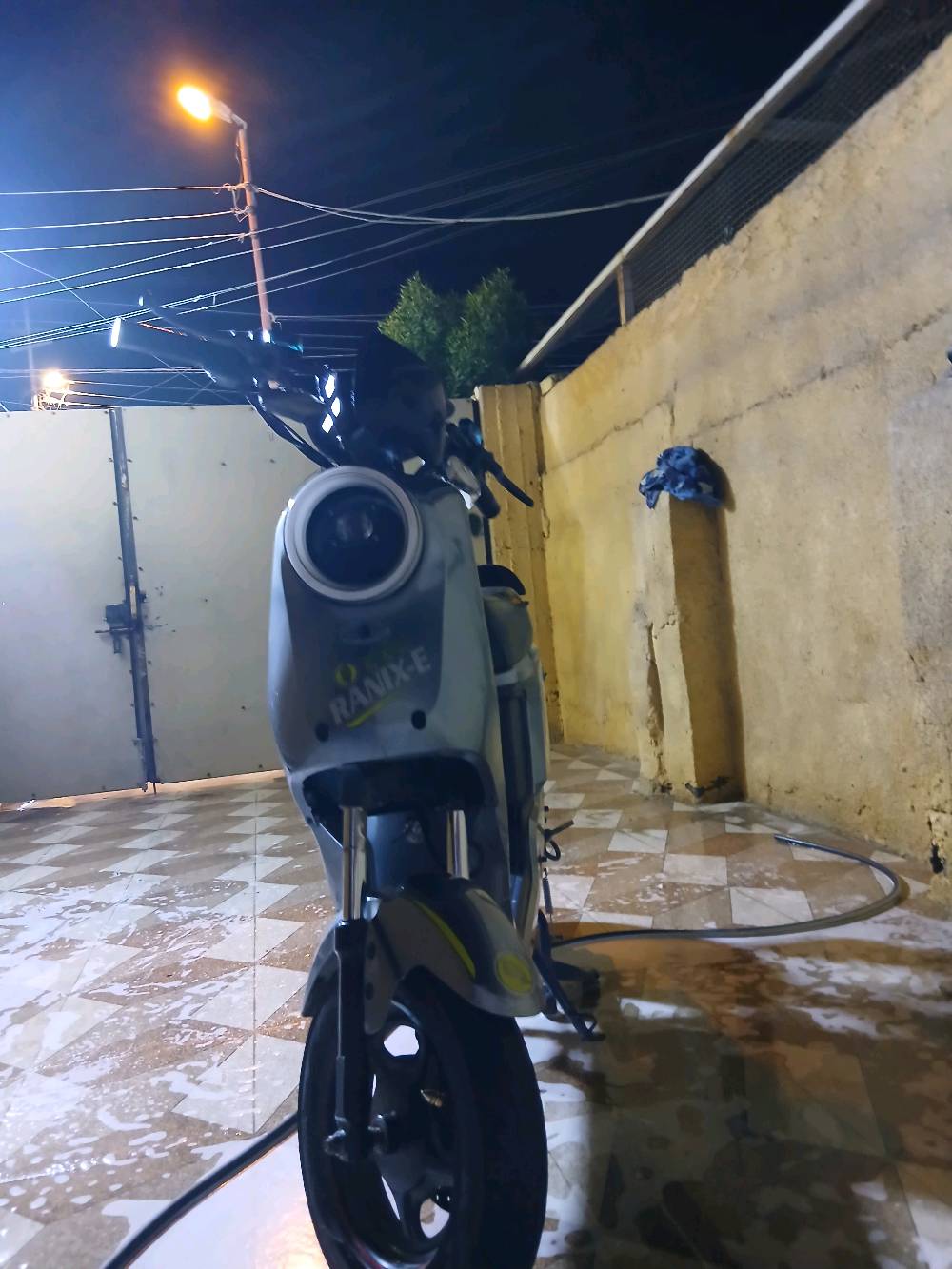 دراجة R9. 5 بطاريات كبار سرعة 65 حقيقي فول مواصفاة دراجة كلشي بيها شغال بيها حادث متضرر بيها الكفر و السكان شي قليل اللي بالصورة كهربائاتها شغالة دراجة جديدة اخذتها شهر 3 سعرها 350 و بيها مجال
هلا حبيبي، شنو المدينة/الموقع بالضبط مال الدراجة، وهل أكو فحص بالمكان أو تگدر تجيبيها للمشتري؟: 
بابل وردية خارج 
موديلها شنو بالضبط وسنة الشراء/الصنع شكد؟ وإذا عدها أوراق أو فاتورة/كفالة تنذكر حتى يكون أوضح.: 
2026
الخمس بطاريات شنو نوعهن وقديش حالتهن هسه؟ وشكد تمشي بالشحنة الواحدة تقريباً بالاستخدام العادي؟: 
حالة جيدة 
بالنسبة للحادث: شنو الأضرار بالتحديد بالكفر والسكان؟ وهل تحتاج تصليح غير هالأشياء لو كلشي ثاني سليم؟: 
شي بسيط
السعر 350 نهائي لو قابل للتفاوض؟ وإذا عندك شروط مثل الدفع نقداً فقط أو بدون تبديل، اذكرها بالإعلان.: 
قابل للتفاوض