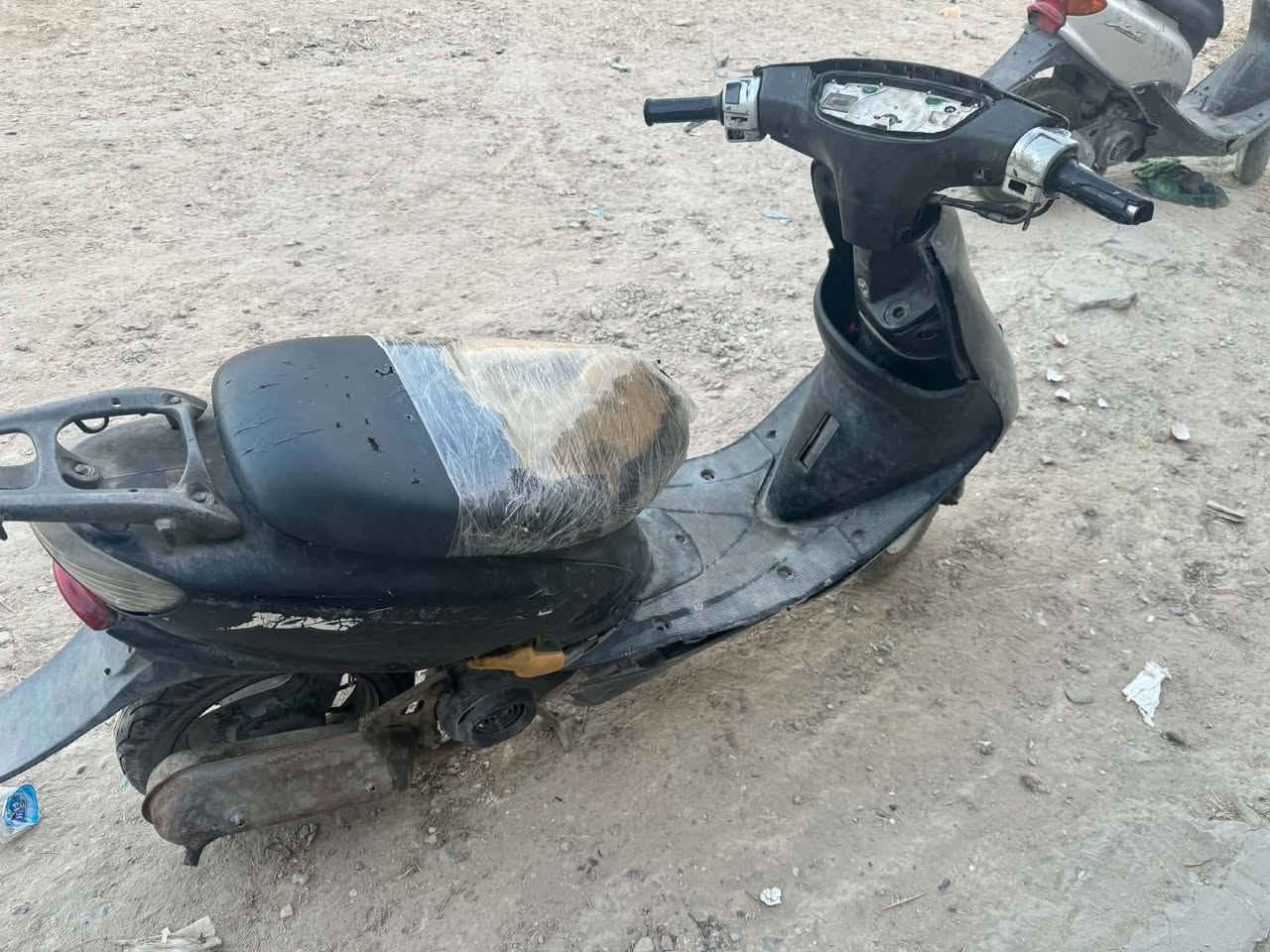 السلام عليكم دراجه عصفوريه السرعه 60 دراجه كهرباياتهة عاطلة بس البك لايت الخلفي شغال والتاير الامامي جديد والدبل الامامي والخلفي شغالات والبريك الخلفي شغال  والمحرك هم شغال نقصهة بس شوته بس هيه تشتغل طبيعي  سعره ١٠٠ وبيه مجال قليل للعلم الدراجه خبط العنوان بغداد مدينه الصدر قطاع ٣ قرب بانزيخانه الداخل رقم ***********
