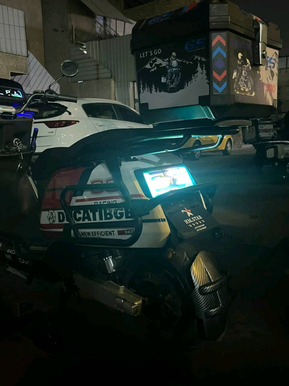 دراجة شحن كاسحة للبيع اومراوس وية دراجة بانزين دراجة كلش نظيفة   تجي بطاريت45امبير نظيفة ملفها 4000 تجي سويجين أو كارتين أو هدية خوذة اصلية مال بوكسر والدراجة معدله الدبل الخلفي يصعد أو ينزل ملغي اوبيها درع يحمي الدراجة اوصندوق دراجة سعره مليون او400او بيها مجال
ممكن تذكرلنا شنو الموديل الدقيق للدراجة وسنة الصنع/الاستيراد إذا موجودة؟: 
2026
وين مكانك بالضبط حتى المشتري يعرف محل الفحص والاستلام؟: 
شارع فلسطين شارع مسرح الخيمة
شكد ممشاها تقريباً، وكم عمر البطاريات 45 أمبير ووضعها هسه زين لو بيها ضعف؟: 
80كيلومتر تقريباً 