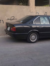 بي ام 525 • قير اوتوماتيك • داخل ابيض جلد