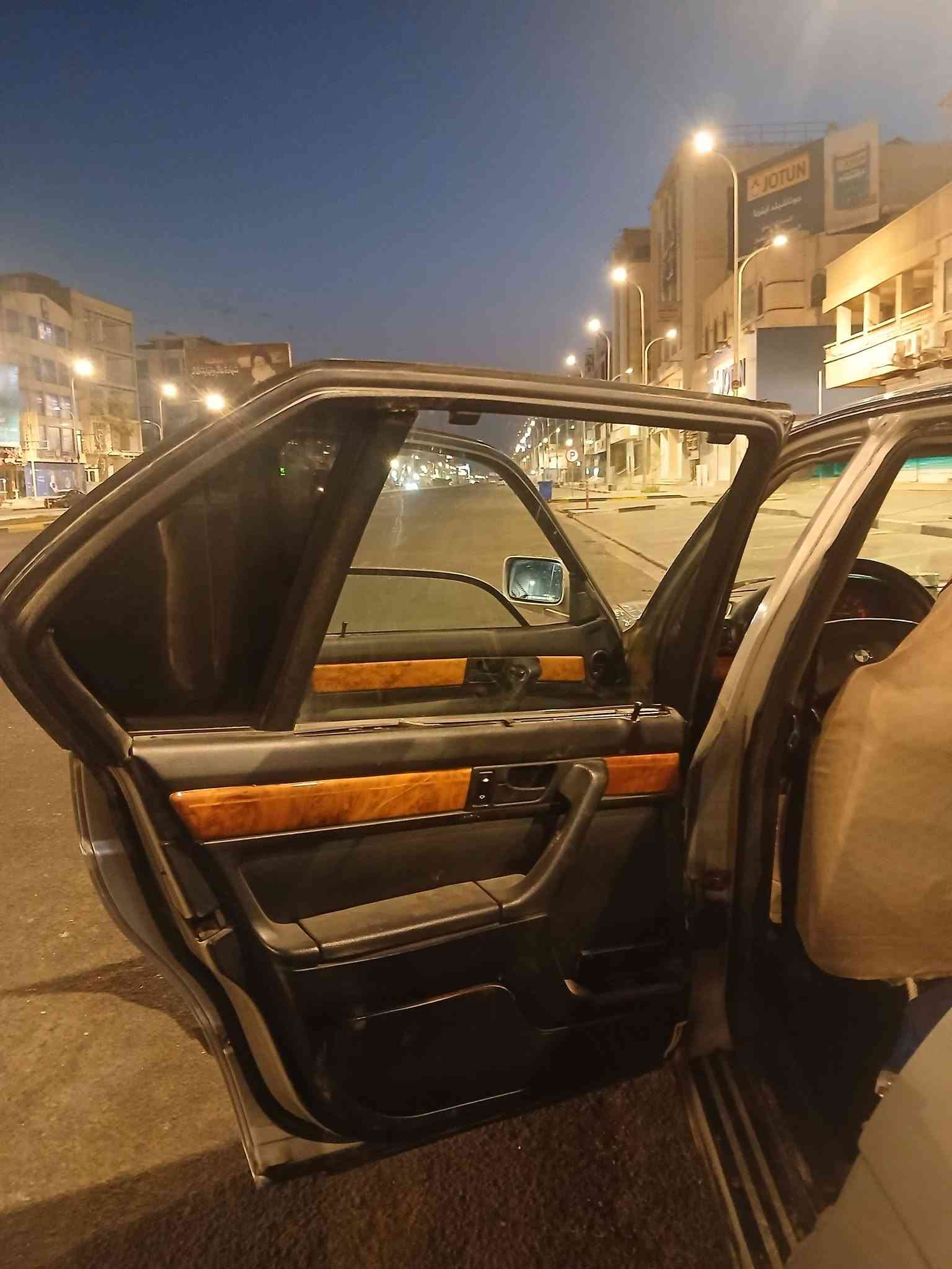 السلام عليكم
BMW E32 1991 730
محرك ٧٣٥ مفتوح ٦ سلندر بحاله جيده 
كير تمام 
صبغ عام جماليه بدون ضربه قويه 
تخم تاير جديد 
باتري جديد 
غرفه جلد اسود جديده لاشك ولا شي
بطاين بيبان جدد 
حداده ٨٥% 
تبريد شغال 
دبل جام 
دبل جكمجه
دبل ايرباك 
السياره مال جناي 
رقم بغداد الجديد سنويه منتهيه
شرط التحويل 
يحتاج الها ملاحضات بسيطه بسبب عدم التفرغ 
سعرها ٤٨ وبيها مجال قليل او المراوس بتكسي 
مكاني البصره 
*********** 
*********** 
متواجد واتساب

