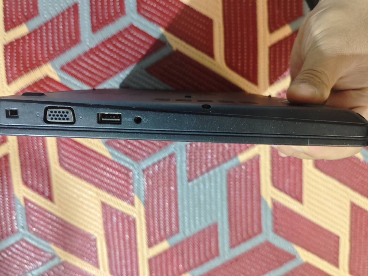 السلام عليكم للبيع: لابتوب Dell Latitude 5490 بحالة ممتازة جداً ونظيفة 💻لأصحاب الدراسة والعمل المكتبي، المواصفات:المعالج: Intel Core i5-8350U (الجيل الثامن  معالج قوي واقتصادي بالطاقة
الذاكرة (RAM): بحجم 8 جيجابايت DDR4 الهارد (التخزين): SSD سريع جداً بسعة 238 جيجابايت (يخلي الجهاز يشتغل بثواني)
كرت الشاشة: داخلي ادمدمج Intel UHD Graphics 
النظام: منصب عليه وندوز 11 برو (Windows 11 Pro) أصلي ومحدث حالة الجهاز: نظيف جداً وشغال 100% بدون أي مشاكل أو عيوب مصنعية، والبطارية بحالة جيدة
 الرقمي للتواصل اتصال او واتساب 
***********
السلام عليكم للبيع: لابتوب Dell Latitude 5490 بحالة ممتازة جداً ونظيفة 💻لأصحاب الدراسة والعمل المكتبي، المواصفات:المعالج: Intel Core i5-8350U (الجيل الثامن  معالج قوي واقتصادي بالطاقة
رقمي للتواصل اتصال او واتساب 
***********
