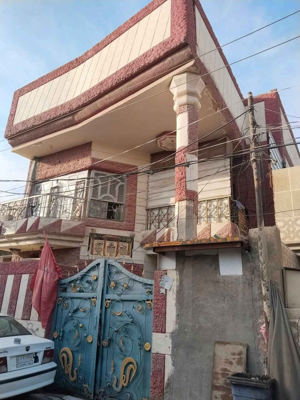 السلام عليكم بيت مساحه 150 طابقين يحتوي على أربع غرف نوم وصاله و مطبخ وكليدور 2  المكان حي الزهراء طابو زراعي سند 25 خدمات كاملة مجاري كهرباء رقم الهاتف *********** السعر 135 وبيه مجال
