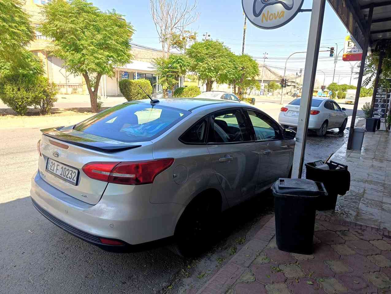فۆرد فۆکس مۆدیل ٢٠١٨ sel مواصفاتي 
سلايدە+ کوشن هیتەر+سوکان هیتەر بلاجکتورە + لایت لیدە +باڵ و ویل و ئاوێنەکانی بیلاد ڕەشە،،شاشە گەورەیە دوگمەی دەشبوردی لەمسە ، تحدید سرعەیە،،موکەبەرەی سۆنی بیلادی لەسەر لە ناو سندوق،فیئەی sel ناسراوە،سەیاەکە تابڵێی خاوێن و جوانە بێ مەسرافە تەقەو ڕەقەی نیە، سێ پارچەی سبوغە لای سەیاق بەس دەرگای سەیاق بۆیاغ نیە هەندێک ساردی هەیە واتا چاملغ پێشەوە+دەرگای دواوە+چاملغی دواوە،لەگەڵ ڕێزدا مشتری پەیوەندی بکە لە خزمەت دام،تێبینی ١٧٩٠٠٠ کم ڕۆیشتوە، نرخی ٨٧٠٠ دۆلار امریکی ،و مجالێکی تێدایە بۆ کەسێک مشتری بێت. ناونیشان ڕانیە,سەیارەکە بە ناوی خۆمە دوو مانگە هەموو شتێکی تازەیە
***********

