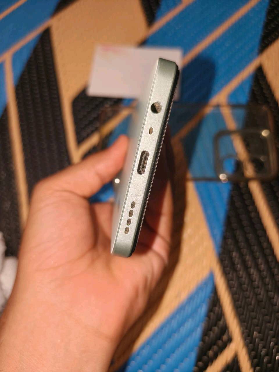 🔸realme Note 60x هاذ أسم الجهاز
📱 مواصفات الهاتف:
​الشاشة: 6.74 بوصة IPS LCD بمعدل تحديث 90Hz وسطوع يصل إلى 560 شمعة.
​المعالج: MediaTek Dimensity 6300 (6 نانومتر) يدعم شبكات الجيل الخامس 5G.
​معالج الرسميات: Mali-G57 MC2.
​الذاكرة الداخلية: 128 جيجابايت.
​الرام: 4 جيجابايت (مع إمكانية التوسيع الافتراضي).
​الشرائح والاتصال: يدعم تركيب شريحتين اتصال + شريحة رام إضافية (كارت ميموري) في نفس الوقت بمنفذ منفصل.
​الكاميرا الخلفية: 32 ميجابكسل رئيسية مع عدسة مساعدة وفلاش LED.
​الكاميرا الأمامية: 5 ميجابكسل.
​البطارية: 5000 مللي أمبير.
​الشحن: بقدرة 10 واط بمنفذ Type-C.
​النظام: أندرويد 14 مع واجهة Realme UI 5.0.
​الأمان: بصمة أصبع مدمجة بزر الطاقة الجانبي + بصمة الوجه.
​المميزات: مقاوم للرذاذ والغبار بمعيار IP54، ويحتوي على منفذ سماعات 3.5mm. ♡ الموقع:  ذي قار:  سوق الشيوخ ♡ رقم الهاتف *********** ♡ السعر خاص متواجد على مدار 24 ساعة 🤎🔸