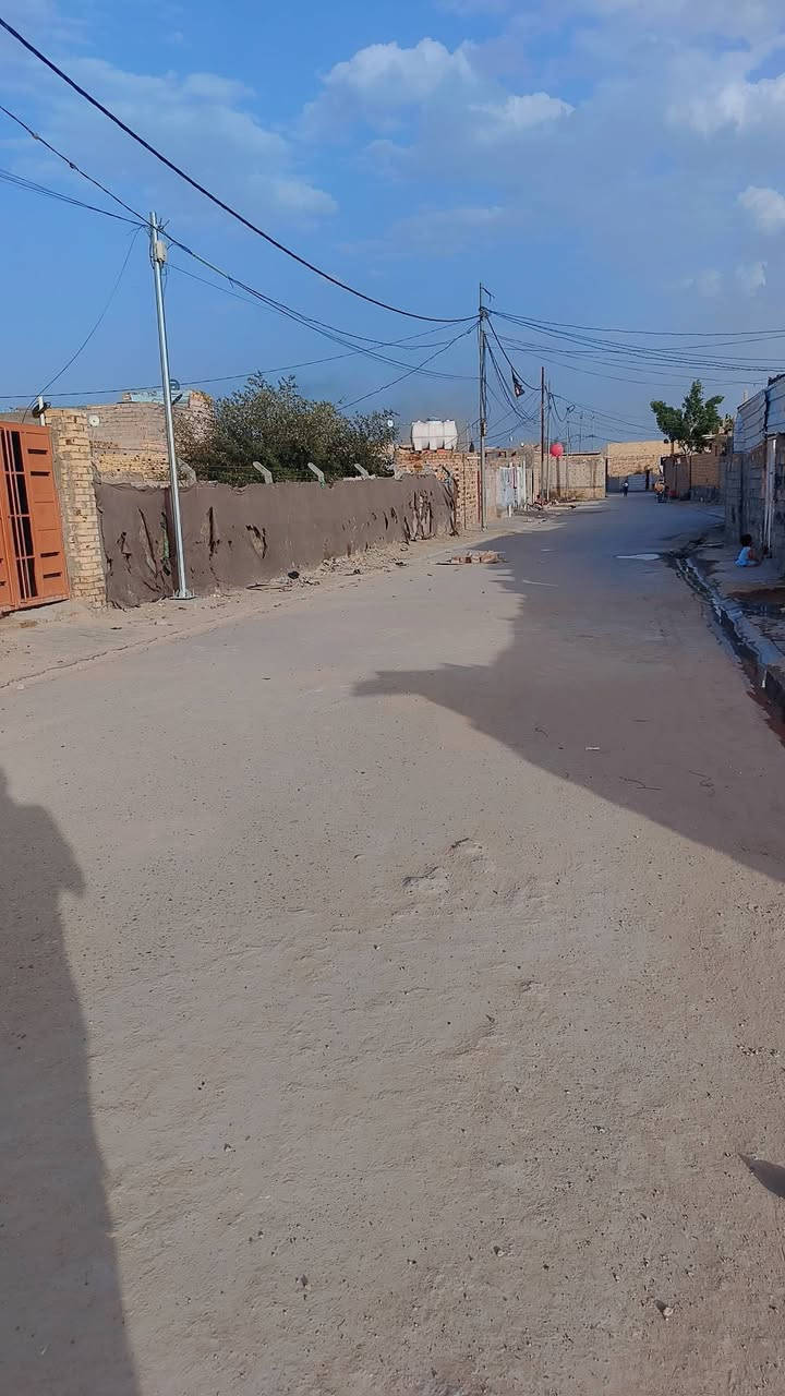 400 مساحه     العنوان طريق السنية حي العامل جهت الزوار نزلت المدارس والمستوصف
البناء 200
غرفتين 6 ✖️ 4
وصحيات داخليه 
وصحيات خارجي 
وصاله داخليه 5 ✖️ 4
ومطبخ بارد 5//في 3
مطبخ حار خارجي 5في 4
كراج كبير + مسقف 
ستاره وواجهيه طابق ثاني كامله فرمستون 

يبعد عن الشارع العام 600 متر شوارع مبلطة كل المنطقة 
ماء  خطين وكهرباء ومولد
البناء 
الاساس مسلح صب 
مخبوط طابوك وبلوك  
السقف عكاده 

وجه القطعه 10 متر والنزال 40
مشمول بلتطويب 

السعر60 وبي مجال
الاستفسار 
خاص 
او اتصال ‏‪***********
