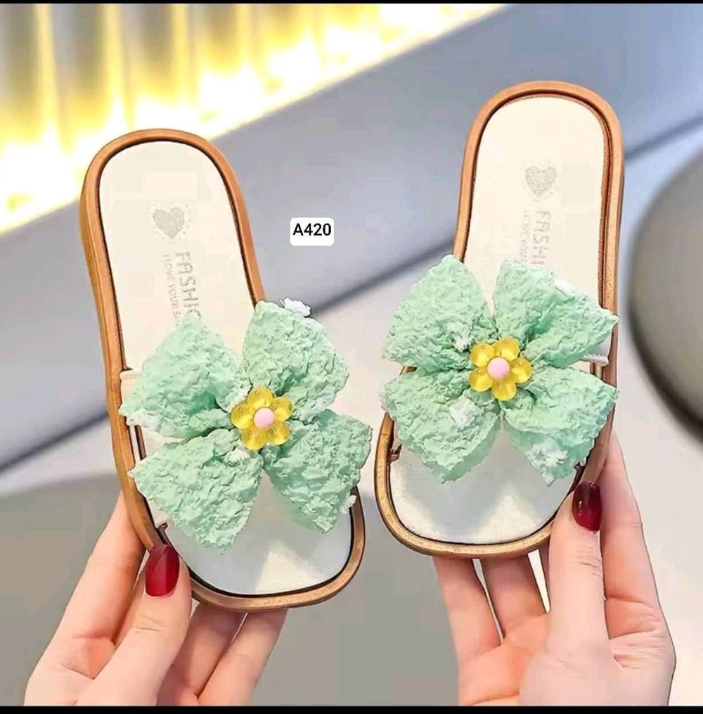 ملابس اطفال وشحاطات بناتي