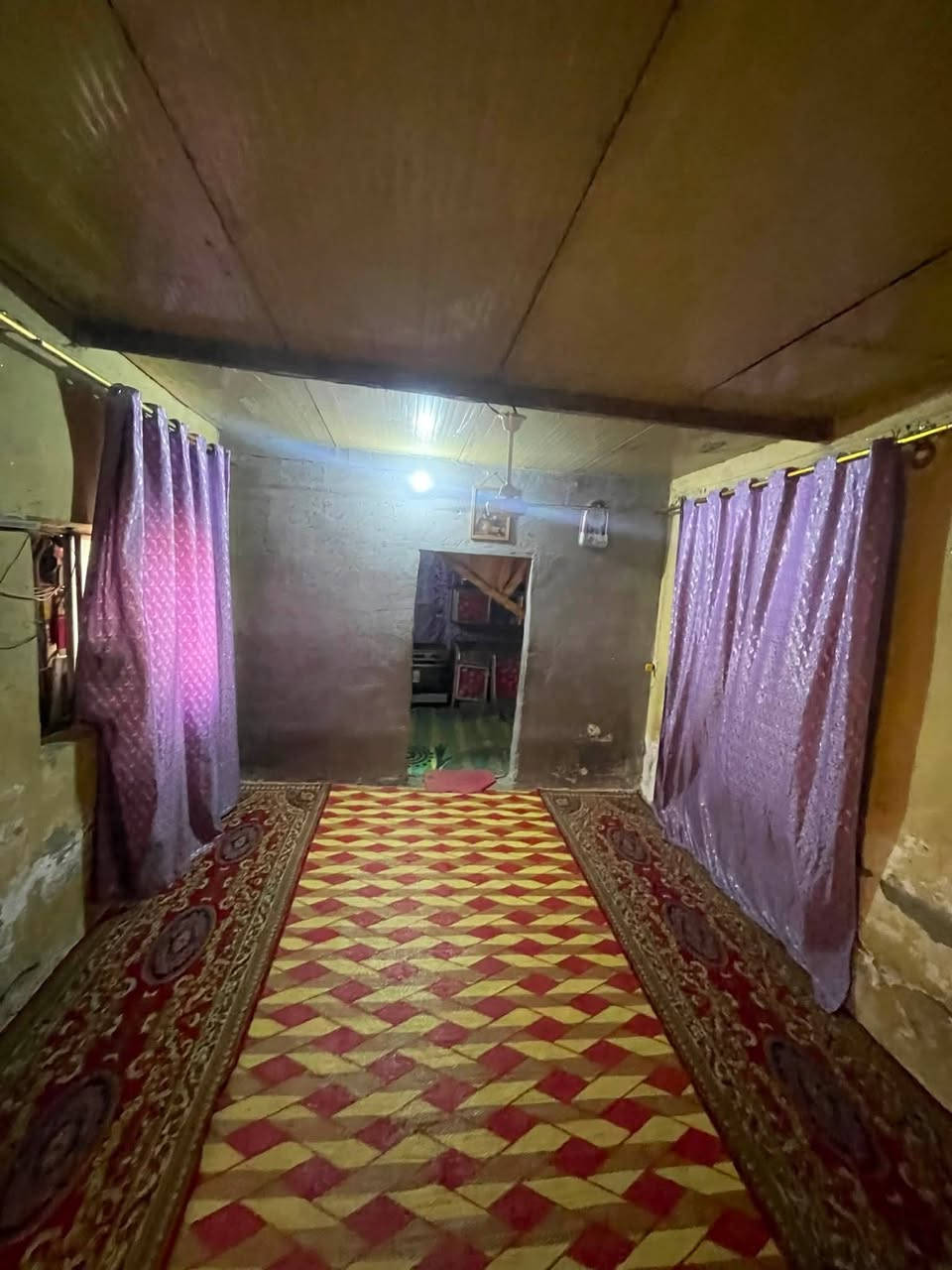السلام عليكم بيت للبيع مكاني زعفرانية شارع المعهد خلف المنصة مساحت البيت ٢٥٠ يتكون البيت من غرفة نوم واستقبال  حمام  ومطبخ ومخزن البيت ويامحل مساحت المحل ٣ب٣
وية البيت ترك خارجي مساحتة مترة ونص للستفسار ***********
