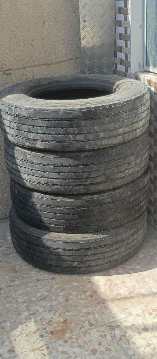 سلام عليكم تايرات برجستون  يابانيات19ونص عرضهن 265اثنين مفطورات وثنين مابيهن شي سعرهن 250الف وبيهن مجال الرقم ***********فقط اتصال مكان السماوة
