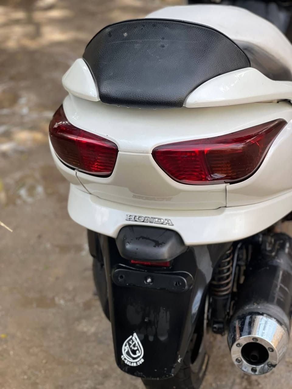 سلام عليكم اخوان فورزه 08 للبيع لون ابيض موديل 2008 محرك 250cc عميه بلاد دراجه خير من الله كامله ما بيها اي نقض غير جاملغ الكدام ول دوشمه  ول باقي ما بيهاي اي شي معدل 120 ناعمه محرك ما مفتوح تخم تاير جديد ستوني مسويلها ادامه ول كفر نضافه 75‎%‎شوفت عينك مثل ما موضح بل صوره اوراق كامله سعرها (مليون) وبيها مجال للتواصل متواجد 24ساعه *********** مكاني الديوانيه الحمزه الشرقي
