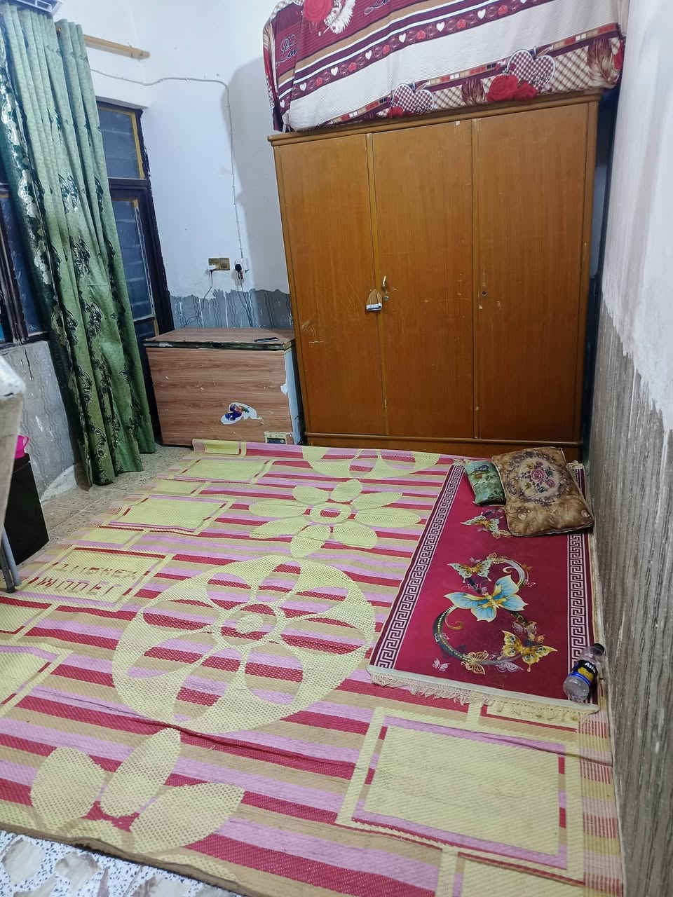سلام عليكم بيت رهن ٥٠ متر غرفه وصاله ومطبخ وصحيات العنوان حي ميسان شارع زوار يم سواق الميالي سعر رهن ٧ بي مجال  اتصال ع رقم او مراسله واتساب ***********
