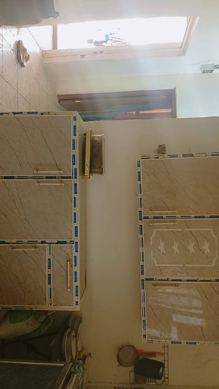 مبرده 150
غرفة نوم 250
كاونتر ب100
 سبلت طنين ب550
تخم ب150 
جزامه ب50
ميز تلفزيون ب50
هذا رقم تلفون اتصلوا علية
***********

