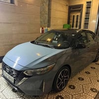 نيسان سنترا 2024 نسخه SR سياره تو كلر بلادي لون اسمنتي مميز سقف اسود ب...