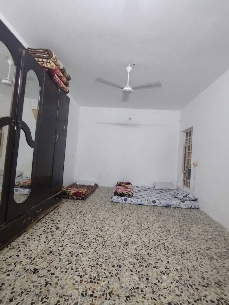 ​🏡 فرصة عقارية ممتازة - بيت للبيع في الفلوجة / حي الشهداء 🏡
📍 الموقع والخدمات:

​المكان: الفلوجة - حي الشهداء (يبعد 50 متر فقط عن شارع النسور - موقع حيوي ممتاز وقريب جداً من الخدمات). 

​الشارع: عرض 8 متر (تبليط + مجاري + واصلة كافة الخدمات بالكامل). 

​📑 نوع الملكية (السند):

​طابو صرف (ملك صرف) 100%.

​📐 المساحة والأبعاد:

​المساحة الكلية: 125 متر مربع.

​الواجهة: 6.5 متر.

​النزال: 25 متر.

​🏠 مواصفات وتقاطيع البيت:

​4 غرف نوم واسعة.

​كراج سيارة كبير.

​كافة الملحقات والخدمات.

​🛠️ حالة البناء:

​الطابق الأرضي: مكتمل 100% وجاهز للسكن المباشر. 

​الطابق الأول (الفوقاني): مبني وكامل، ينقصه تطبيق الأرضية فقط.

​الواجهة الخارجية: غير مكتملة.

​💰 السعر المطلوب: 130 مليون دينار عراقي (قابل للتفاوض البسيط للجادين).

​📞 للتواصل والاستفسار والمعاينة:

​للاتصال الهاتفي: ***********

​للتواصل عبر واتساب: ***********
