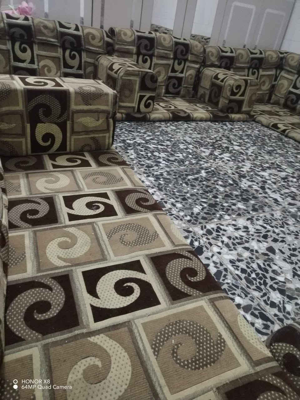 جلسه عربيه ٧ دواشك ١٤ متر سعرها ١٥٠ مكانها نجف حي ميسان مقابيل العسكري *********** بيه وتساب Singapore

نص مكتوب في الصور:
- O HONOR X8 64MP Quad Camera
- HONOR X8 64MP Quad Camera
- O HONOR X8
- 64MP Quad Camera
- HONOR X8