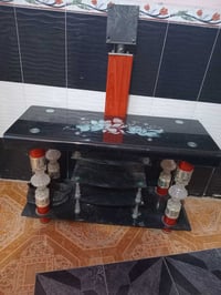 ميز تلفزيون • زجاجي • نظيف