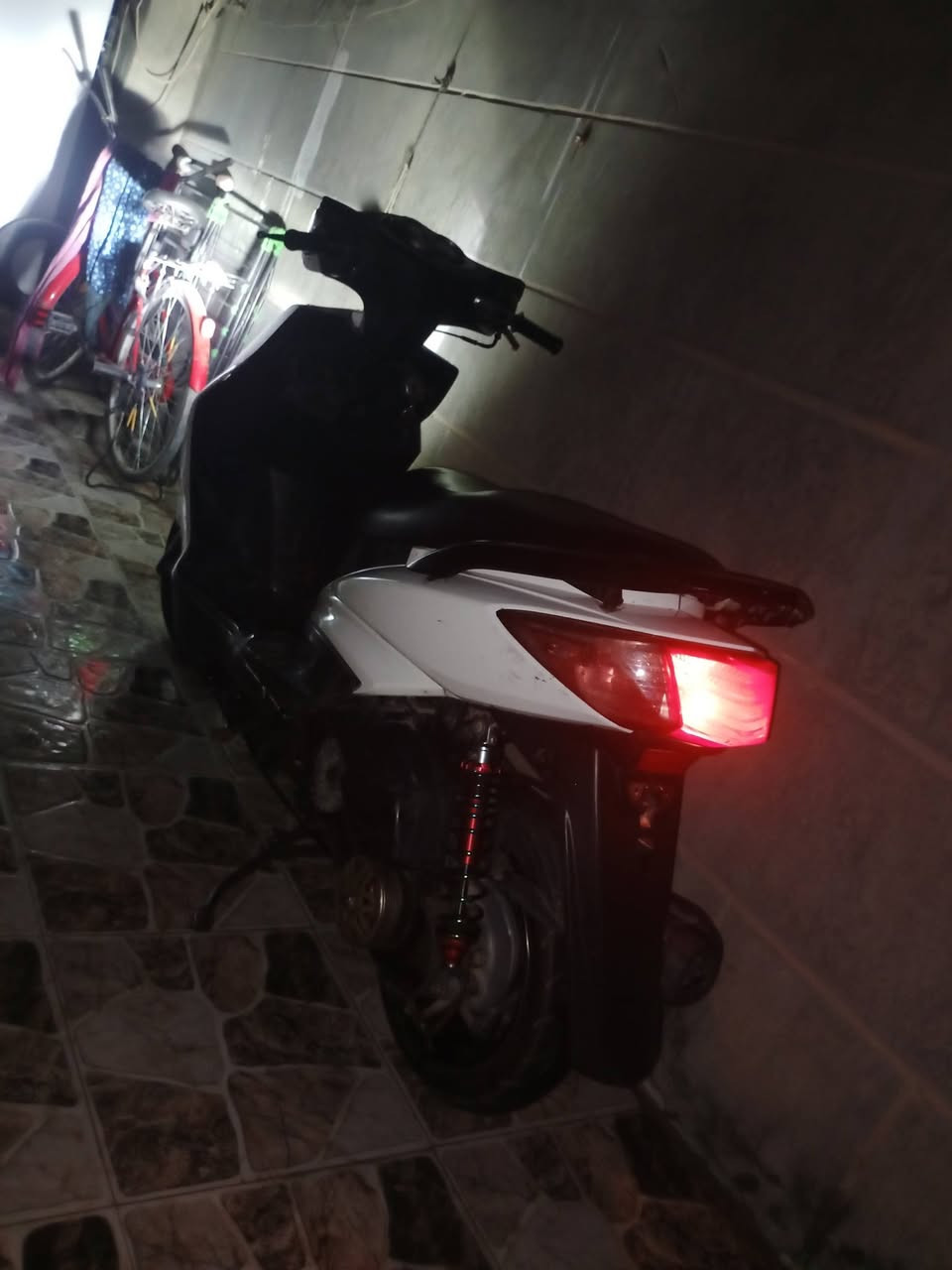 السلام عليكم سكنس فحل مكينه 58.5 كلج خلفي WF مكينه خير من الله الدراجه شلعه ومعدل بيه منضومت زنون دبلات رياضي فقط مراوس بشي مرتب أو  كير ***********
حله بكرلي
