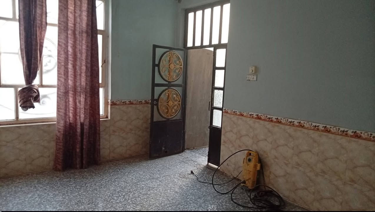 بيت للبيع الديوانية حي وحده الاولى قرب متوسطة الغصون 100 متر طابقين غرفتين نوم صالات ثنين صحيات فوك وجوه استقبال بنيان جديد للاستفسار على الرقم *********** سعر 75
