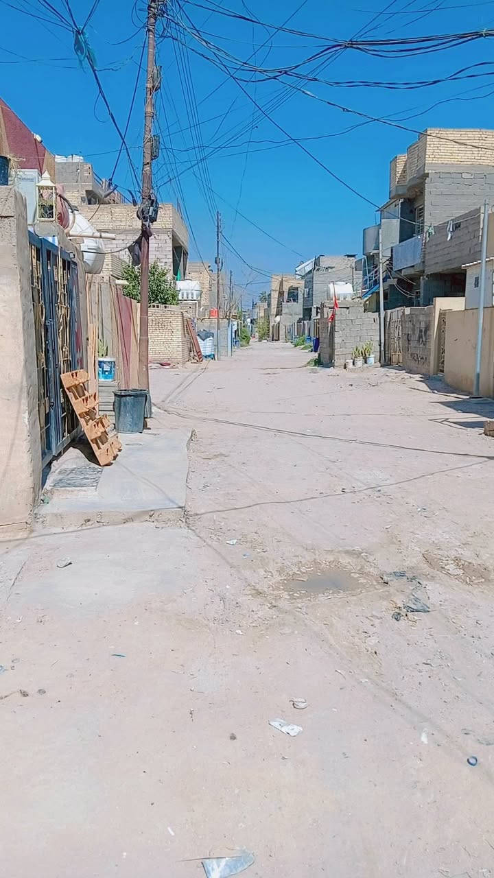 بيت اللبيع  سند 25قرار محكمه ابو الصوره مساحة البيت 80متر الواجة 6متر والنزال 15 طابقين الطابق الاول صاله ومطبخ وحمام ومنور وغرفة الطابق الثاني غرفتين وحمام السطح شتايكر  العنوان زراعي دور الشرطه قريب على السده متوفر جميع الخدمات كهرباء وماء ومجاري  السعر 68مليون التواصل *********** واتساب موجود
