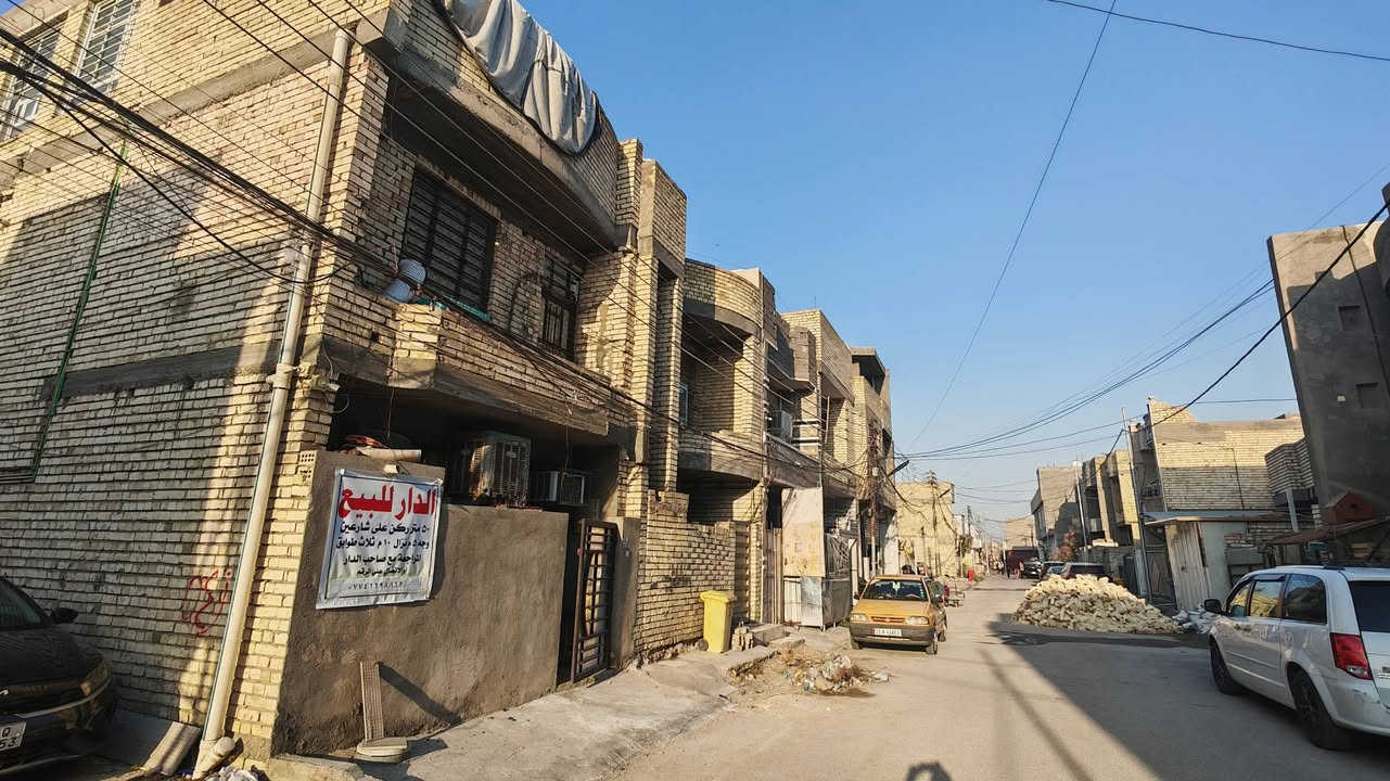 للبيع بيت مميز – ركن على شارعين | 3 طوابق | جاهز للسكن
الموقع: السريدات الجديدة – الخفاجات – المربع الثاني – شارع أسواق الملاك سنتر.
بيت بناء حديث 2022، بناء شخصي وليس بناء مقاول، مستغل المساحة بصورة ممتازة، ويمتاز بكونه ركنًا على شارعين مما يوفر إضاءة طبيعية وتهوية ممتازة للبيت.
المساحة: 50 م²
الواجهة: 5 أمتار
عدد الطوابق: 3 طوابق
ركن على شارعين
مدخلان منفصلان: مدخل للاستقبال ومدخل للمطبخ.
تفاصيل البيت:
• استقبال على واجهة البيت.
• 3 غرف نوم بمساحات كبيرة ومريحة.
• مطبخ بارد كبير.
• مطبخ حار منفصل.
• حمام للضيوف + حمام في الطابق الأرضي.
• شبابيك على شارعين توفر تهوية وإضاءة طبيعية ممتازة.
• المنور مسقف، مما ساعد على استغلال مساحة البيت بشكل أفضل وزيادة مساحة الغرف.
• الطابق الأرضي كاشي.
• الطابقان الثاني والثالث بورسلين.
• محجر تركي ارتفاع 110 سم – أبو الدنكة المربعة.
• أبواب خشب جديدة، تم تركيبها ودهانها قبل شهر.
• البيتونة ملبوخة ومنثورة من الداخل.

إضافات وتجهيزات مشمولة مع البيت:
البيت يحتوي على مجموعة من التجهيزات والإضافات الجاهزة للاستخدام والمشمولة مع البيع، وهي:
- خزان ماء الوطني سعة 1000 لتر.
- سخان ماء سعة 120 لتر.
- منظومة مراقبة متكاملة تتكون من 4 كاميرات نوع HiLook بتصوير ملون ليلي ونهاري.
- جهاز DVR خاص بمنظومة الكاميرات.
- راوتر + جهاز إنترنت ضوئي.
- UPS بطاريات ليثيوم خاصة بمنظومة الكاميرات والإنترنت، لضمان استمرار عمل المراقبة والإنترنت عند انقطاع الكهرباء.
- خط مولد جاهز.

جميع هذه التجهيزات والإضافات مشمولة مع البيت. البيت جاهز للسكن مباشرة ومتكامل من جميع النواحي، والناقص فقط تنفيذ الواجهة الخارجية حسب ذوق المشتري.

للاستفسار الاتصال على الرقم:
***********
السريدات الجديدة – الخفاجات – المربع الثاني – شارع أسواق الملاك سنتر
