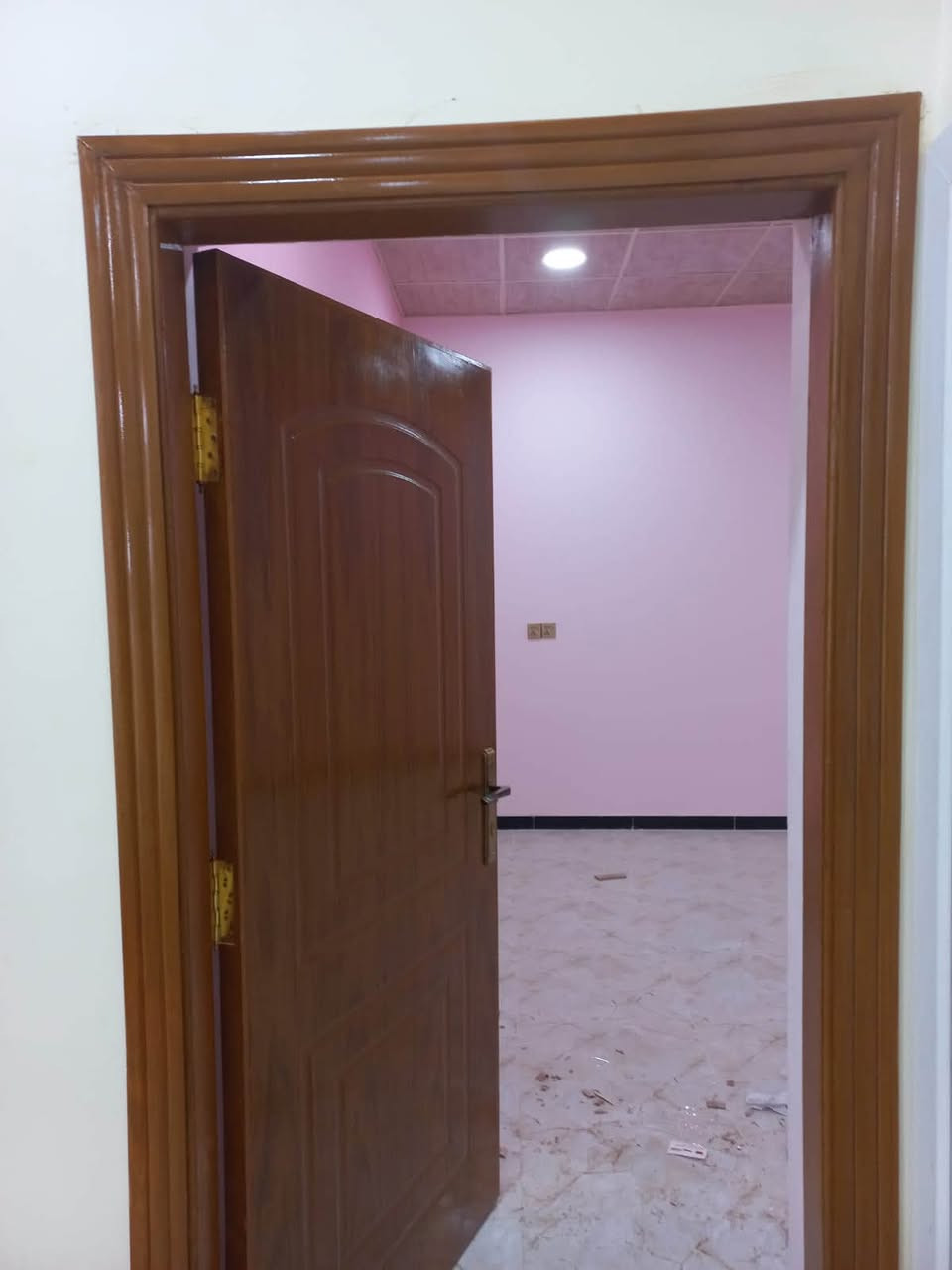 بيت البيع 163 متر في سوق الزبير البيت كله مبني طابوك اصفر البيت جديد البيت قاطين يتكون من 5 غرف وصحيات ودايون ومطبخ 
***********
