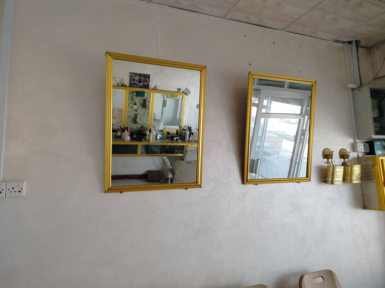 ميز حلاقه المنيوم مع اربع مرات كبيره مع كرسي حلاقه كبير اصلي للبيع العنوان البصره المدينه الهوير. هاتف ***********
