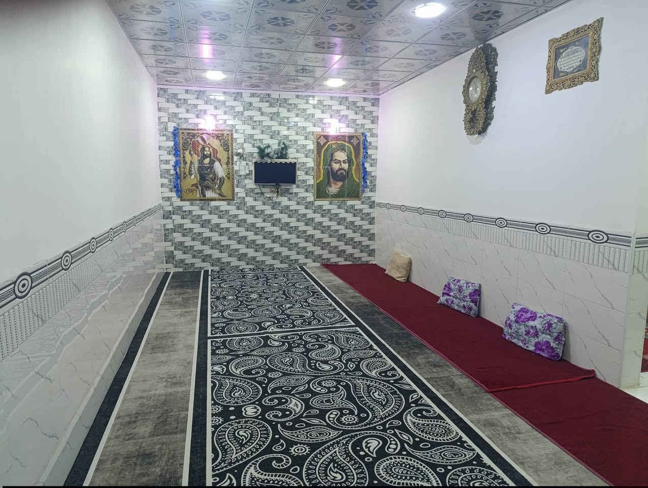 سلام عليكم 250 متر للبيع  اساس صب كونكريت بناء بلوك وعكاده يحتوي على غرفتين او صاله وستقبال العنوان نجف شارع المطار بشارع علكم بشارع حاتم الخير نهايت المقرنص شويه لكدام سعر 63 او بي مجال ***********
