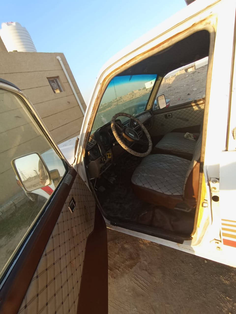 السلام عليكم
سيارة لاندكروز للبيع 
كير محرك مكفول
تخم تايرات جديد 
دواخل نظيفة كهربائيات شغالة كامل
مراوس فقط
 للأستفسار موجود واتساب 7833095643 
ابو السيارة يريد مداور 
عنواني كربلاء 
من رخصة ابو الكروب
