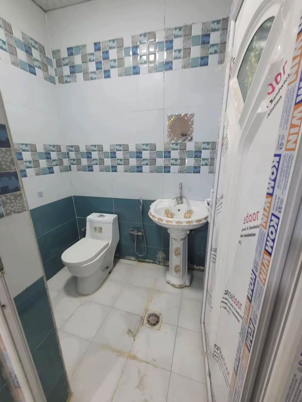 دار الايجار يحتوي ع 3نوم صاله و مطبخ حمامات البيت مابي غرفه جوه فقط فوك جوه صاله مطبخ 
لاتصال ***********
