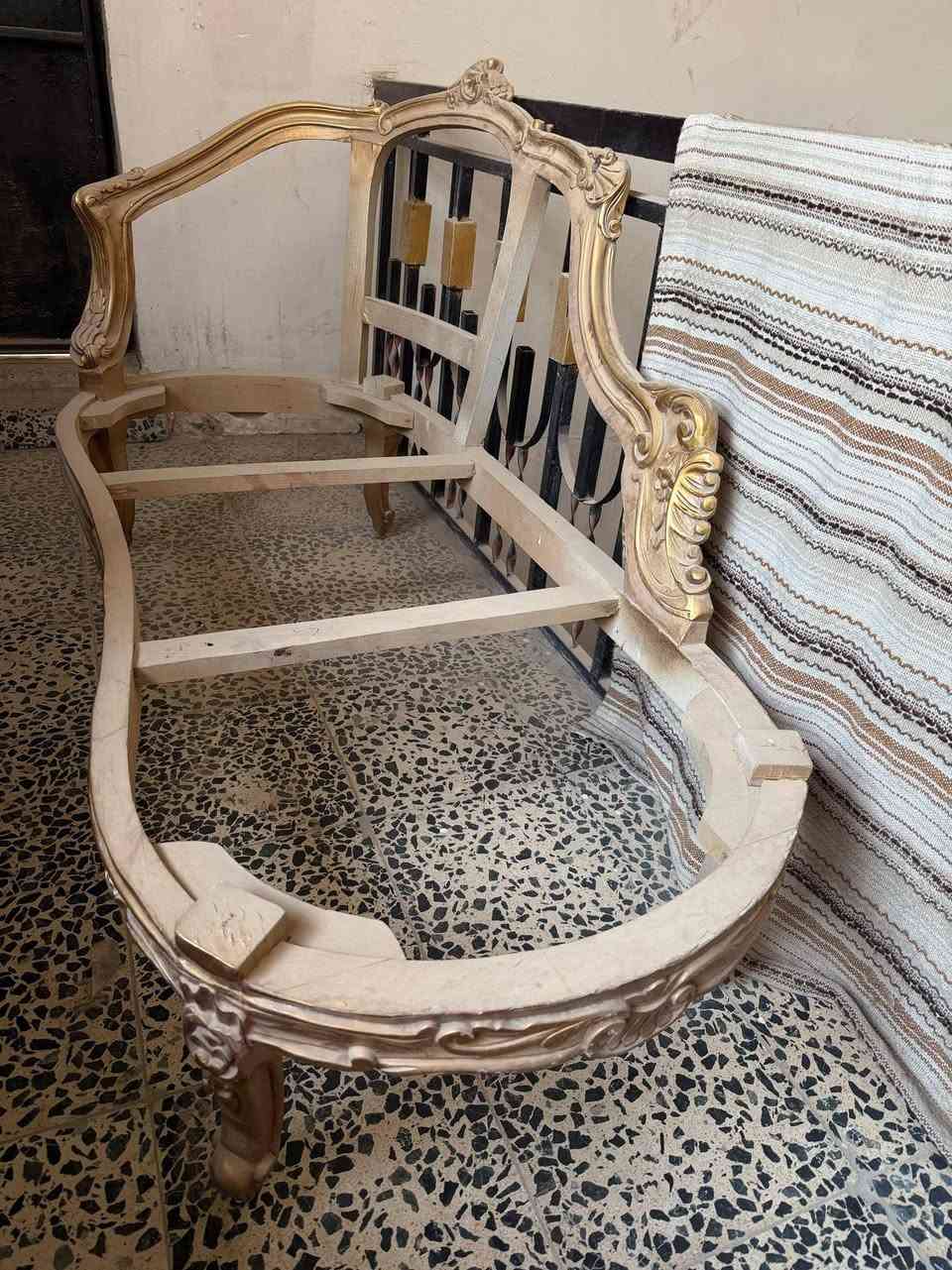 السلام عليكم
غراض تصفية معمل للبيع 
كرسي خشب مقطع ب٥٠
الميز تواليت والكومديات ويه المرايه ب٦٠٠ 
الكومديات ثنينهم ب١٥٠ والواحد ب٧٥ 
الميز تواليت ويه المرايه ب٤٥٠
الشازلون على حاله ب٣٥٠
سيت الماصات ب٩٥ 
الكراسي الملكيات دوشمة حمرة ب١٦٠
ميز الطعام الدائري مع ٤ كراسي زيتوني ب٣٥٠
الفاترينا  او البوفيه بدون جام ب٣٥٠
الغرفه البيضه بمليونين ونص 
كرسي هزاز خشب زان ب٢٥٠
اوراق ذهب ايطاليه ب٣٠ الف ١٠٠ قطعة 
ورق فضي ب١٥ 
ورق ذهبي كازاخستاني ب٢٥

