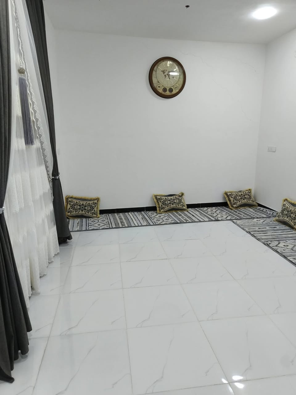 بيت للبيع.
‏(شارع النفط) بشارع بيت درجال خلف بيت جليب 
‏المساحه 300 . متر ركن 
‏استقبال. 6.5×4
‏مطبخ. 4×4
‏مطبخ حار. 3×2
‏صاله. 7.5 ×4
‏غرفه.(1). 5×4
‏غرفه. (2). 5.5×4
‏ . 
‏الرقم. ***********
