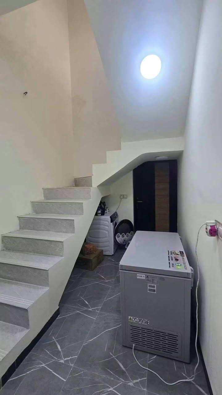 بيت للبيع
المساحه : 200 م زراعي كونكريت مساح 
الموقع: حي الجامعة مجاور حيدر ابن حجي هندي 
بناء جديد + جاري العمل بالواجهه
محتويات البناء ( غرف نوم 2 + مطبخ حار وبارد + استقبال + صاله + صحيات داخليه وخارجيه + مخزن مع البيتونه 
خدمات كامله الاستفسار تصال ‏‪  ***********
