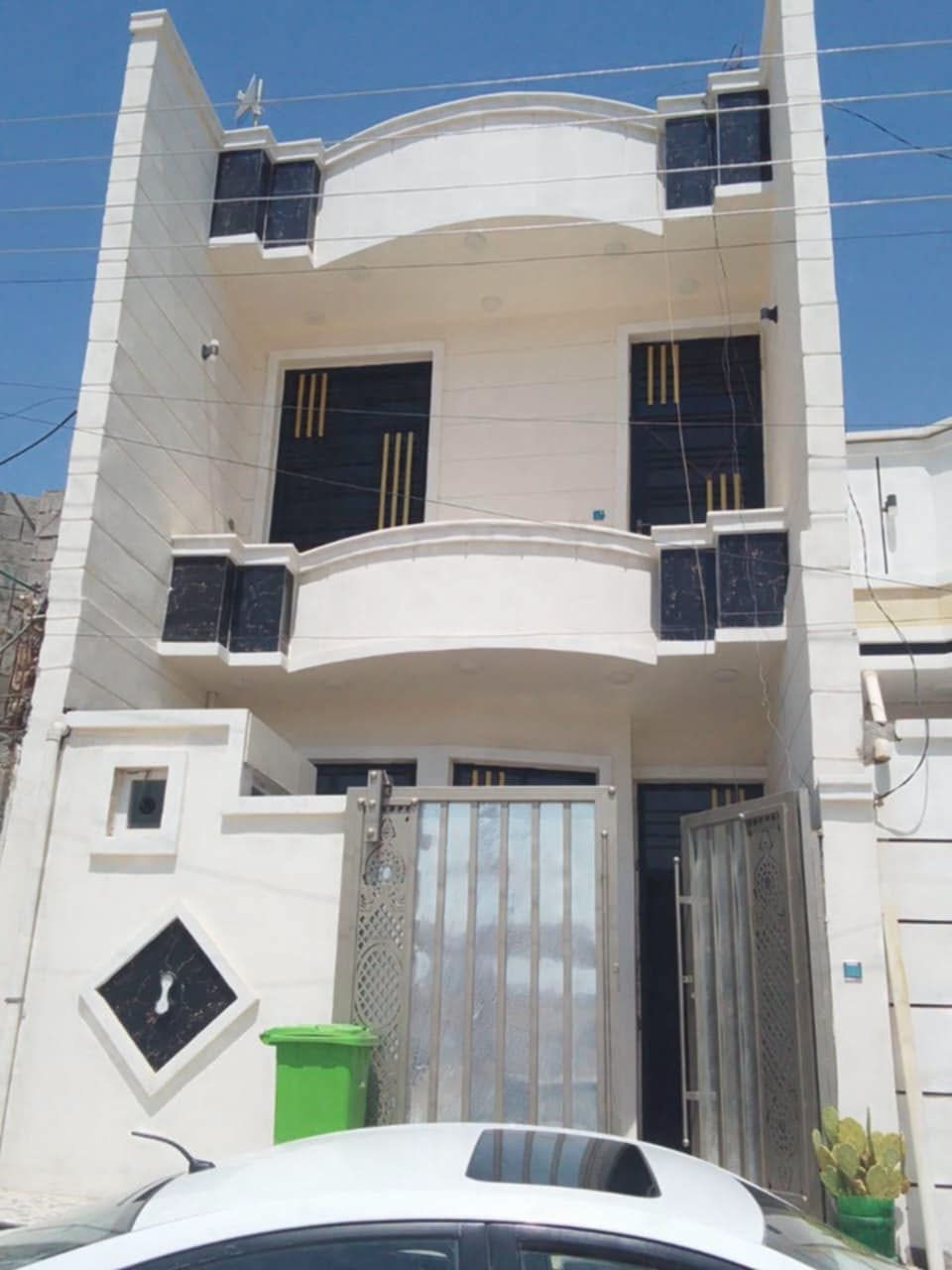 🏠 دار للإيجار – بناء حديث ومتكامل
🔹 طابقين وبناء حديث
🔹 غرفتين + صالتين🔹 3 حمامات
🔹 مطبخ🔹 استقبال🔹 
🔹 الدرج يحتوي على محجر
🔹 كافة الخدمات متوفرة
🔹 يبعد 50 متر فقط عن مجمع اليرموك
🔹 أمام حديقة عامة وعلى شارع 20
📌 مطلوب عائلة صغيرة//ايجار 300
