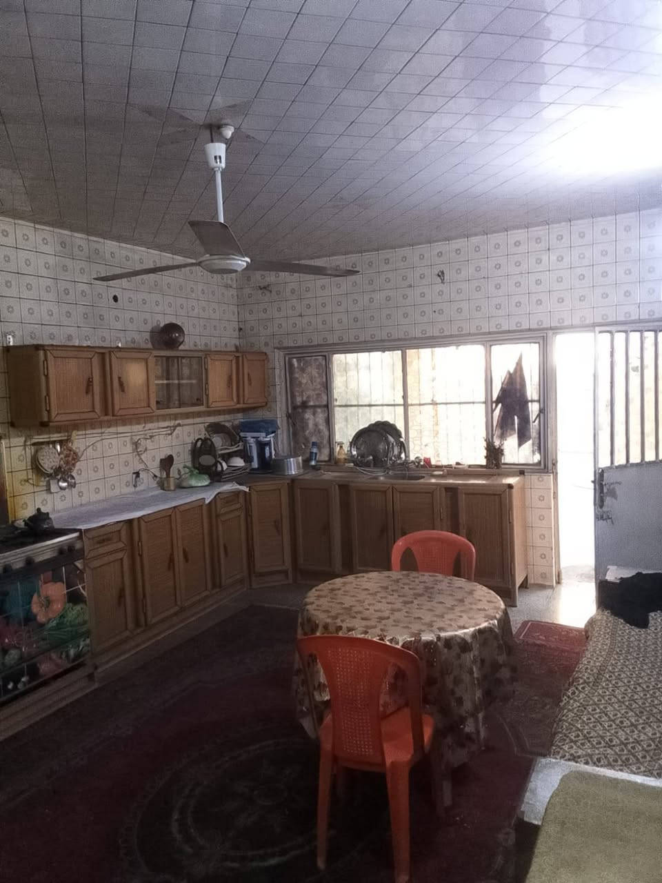 بيت قديم كلش نظيف طابو صرف موقع مميز حله الخسرويه قرب المتنزه مساحه 330منر يتكون من حديقه كراج مجمعات صحيه داخل وخارج واستقبال وهول ومطبخ وثلاث غرف نوم كبيره  عرض شارع 15متر للاستفسار الاتصال على الرقم ***********
